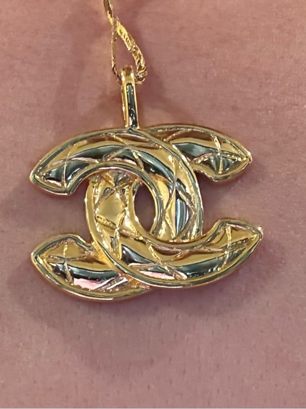 CHANEL Gold Interlocking CC Pendant Necklace - Picture 5 of 7